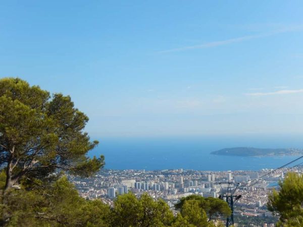 Trois victimes à Toulon une voiture chute de 40 mètres sur la route du