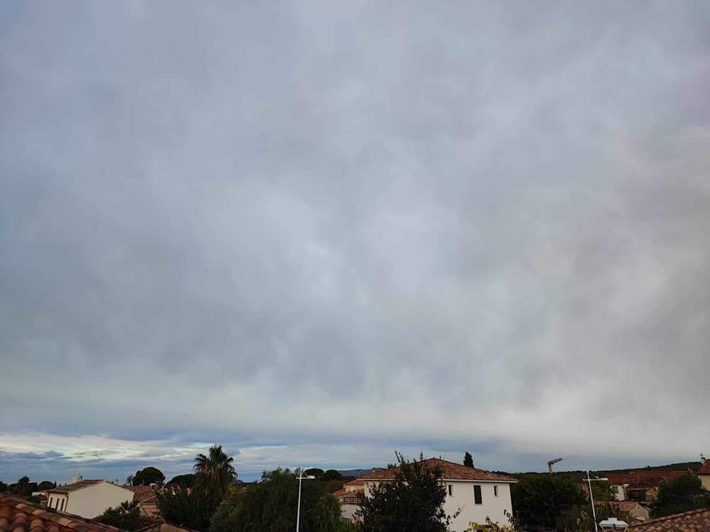 Jeudi 17 octobre, Météo France place le Var en vigilance orange pour orages. Des précipitations intenses attendues toute la nuit. météo var jeudi brume Météo 3 novembre var