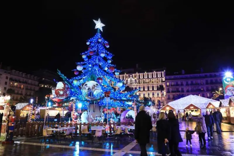 Toulon s'illumine: découvrez le féerique village de Noël avec le compte 