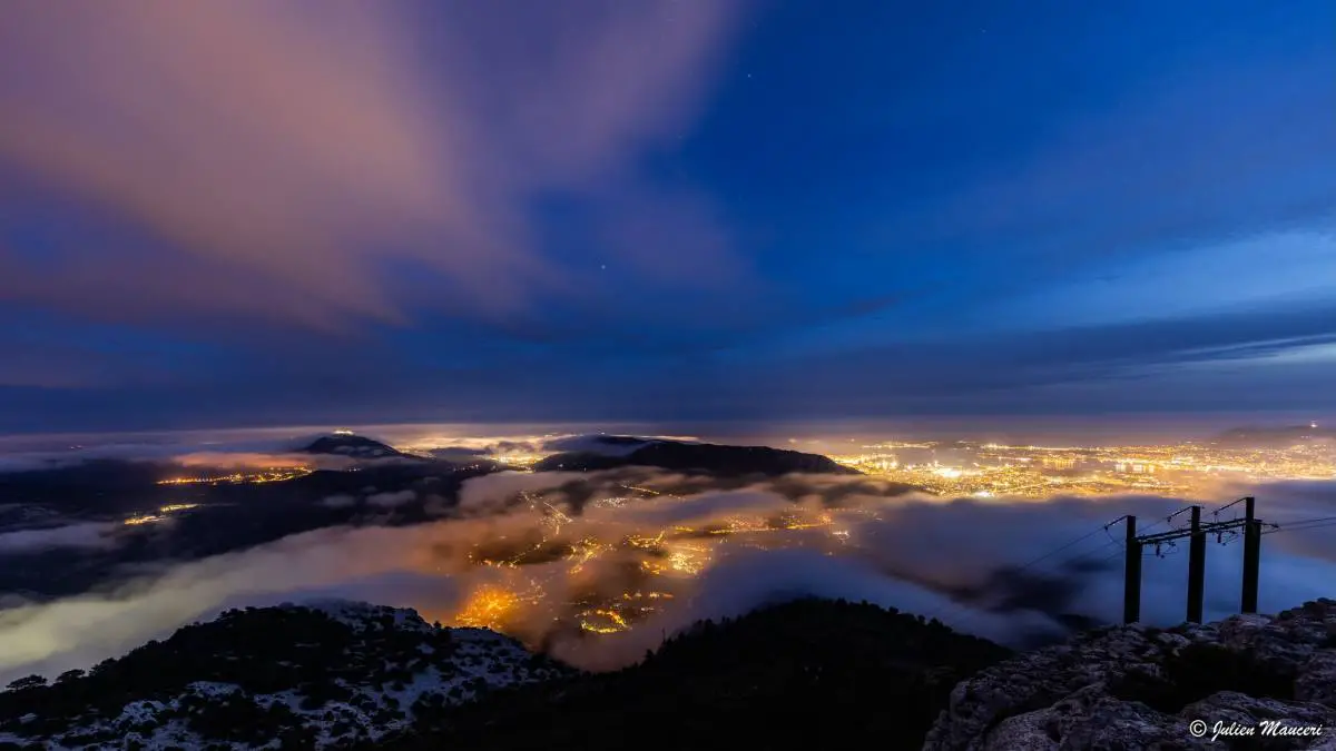 Découvrez la mer de nuages capturée par Julien Maureci depuis le Mont Caume à Toulon, un spectacle naturel époustouflant à ne pas manquer.