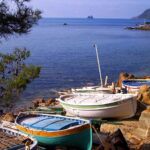 La tranquillité de la plage de Fabrégas, à La Seyne-sur-Mer, a été brusquement interrompue ce lundi après-midi par une découverte pour le moins inquiétante. Vers 14 h 30, un engin pyrotechnique datant de la Seconde Guerre mondiale a été localisé à environ soixante mètres du rivage, entraînant une fermeture immédiate de la plage. Une découverte historique et dangereuse L’engin, vraisemblablement une relique de la Seconde Guerre mondiale, a été repéré par un baigneur qui a aussitôt alerté les autorités. L’objet, dont la nature exacte reste à confirmer par les experts en déminage, repose à quelques mètres sous l’eau, à une distance relativement proche du bord. Ce type de découverte, bien que rare, n'est pas sans rappeler les dangers persistants des vestiges de guerre, toujours présents sur le littoral méditerranéen. Fermeture immédiate de la plage et mise en place d’un périmètre de sécurité Dès que la découverte a été signalée, les autorités locales ont réagi rapidement. Sur les recommandations de la Préfecture maritime et des sapeurs-pompiers, la plage a été immédiatement évacuée. La police municipale a mis en place un périmètre de sécurité pour interdire l'accès à la zone potentiellement dangereuse. Un arrêté municipal a été pris, interdisant la baignade et toutes les activités nautiques sur l'ensemble de la plage jusqu'à nouvel ordre. Intervention des démineurs prévue Les démineurs, spécialisés dans la neutralisation des explosifs, sont attendus sur place dès ce mardi matin pour sécuriser l'engin et, si nécessaire, le détruire. Leur intervention déterminera si l'accès à la plage peut être rétabli rapidement ou si des mesures supplémentaires seront nécessaires.