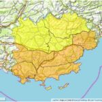 Ce vendredi 30 août, les autorités du Var ont émis une alerte concernant les risques d'incendie dans plusieurs massifs forestiers du département. En raison des conditions météorologiques actuelles, plusieurs zones sont classées en alerte sévère ou modérée. Les habitants et visiteurs sont donc priés de redoubler de vigilance. Massifs en risque sévère : accès déconseillé Les massifs des Monts Toulonnais, de la Sainte-Baume, de la Corniche des Maures, des Maures et de l'Estérel sont particulièrement menacés par des incendies. Ces zones ont été placées en alerte orange avec un risque sévère d'incendie. Les autorités recommandent fortement de limiter les accès à ces massifs, et d'éviter toute activité susceptible de provoquer un départ de feu. Cette recommandation concerne aussi bien les randonneurs que les habitants des alentours. Massifs en risque modéré : prudence requise D'autres zones du Var, notamment les massifs du Haut-Var, du Centre-Var, le plateau de Canjuers et les îles d'Hyères, sont classées en alerte jaune avec un risque modéré. Bien que le risque d'incendie soit moins élevé que dans les massifs en alerte orange, la prudence reste de mise. Il est conseillé de suivre les consignes de sécurité et de respecter les règles en vigueur, telles que l'interdiction des feux de camp et l'utilisation de matériel pouvant provoquer des étincelles. Que faire en cas de départ de feu ? En cas de détection d'un départ de feu, il est crucial d'agir rapidement. Les autorités rappellent l'importance de contacter immédiatement les services d'urgence en appelant le 18 ou le 112. Ces numéros sont à utiliser pour signaler tout incident afin de permettre une intervention rapide des pompiers et des forces de sécurité. Informations complémentaires et sécurité Pour ceux qui doivent se rendre dans les zones concernées, il est recommandé de consulter la carte d'accès aux massifs, disponible en ligne, qui précise les secteurs à risque et les éventuelles restrictions d'accès. Cette carte fournit également des informations sur la sécurité à adopter lors de visites en forêt et sur la réglementation en vigueur pour prévenir les incendies.