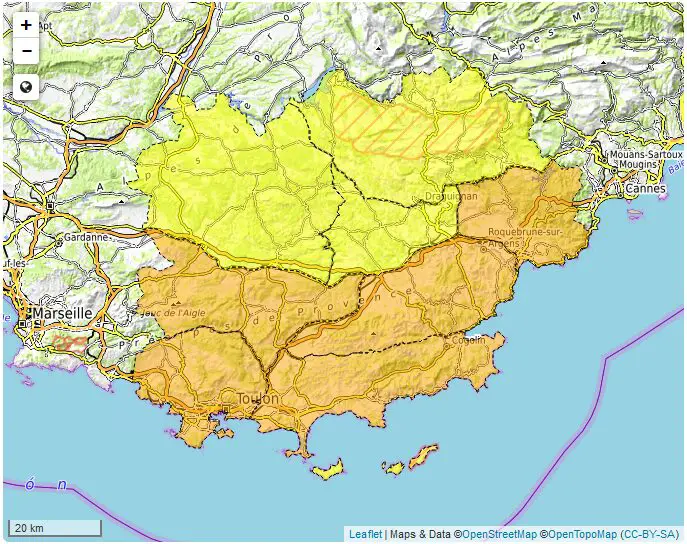 Ce vendredi 30 août, les autorités du Var ont émis une alerte concernant les risques d'incendie dans plusieurs massifs forestiers du département. En raison des conditions météorologiques actuelles, plusieurs zones sont classées en alerte sévère ou modérée. Les habitants et visiteurs sont donc priés de redoubler de vigilance. Massifs en risque sévère : accès déconseillé Les massifs des Monts Toulonnais, de la Sainte-Baume, de la Corniche des Maures, des Maures et de l'Estérel sont particulièrement menacés par des incendies. Ces zones ont été placées en alerte orange avec un risque sévère d'incendie. Les autorités recommandent fortement de limiter les accès à ces massifs, et d'éviter toute activité susceptible de provoquer un départ de feu. Cette recommandation concerne aussi bien les randonneurs que les habitants des alentours. Massifs en risque modéré : prudence requise D'autres zones du Var, notamment les massifs du Haut-Var, du Centre-Var, le plateau de Canjuers et les îles d'Hyères, sont classées en alerte jaune avec un risque modéré. Bien que le risque d'incendie soit moins élevé que dans les massifs en alerte orange, la prudence reste de mise. Il est conseillé de suivre les consignes de sécurité et de respecter les règles en vigueur, telles que l'interdiction des feux de camp et l'utilisation de matériel pouvant provoquer des étincelles. Que faire en cas de départ de feu ? En cas de détection d'un départ de feu, il est crucial d'agir rapidement. Les autorités rappellent l'importance de contacter immédiatement les services d'urgence en appelant le 18 ou le 112. Ces numéros sont à utiliser pour signaler tout incident afin de permettre une intervention rapide des pompiers et des forces de sécurité. Informations complémentaires et sécurité Pour ceux qui doivent se rendre dans les zones concernées, il est recommandé de consulter la carte d'accès aux massifs, disponible en ligne, qui précise les secteurs à risque et les éventuelles restrictions d'accès. Cette carte fournit également des informations sur la sécurité à adopter lors de visites en forêt et sur la réglementation en vigueur pour prévenir les incendies.