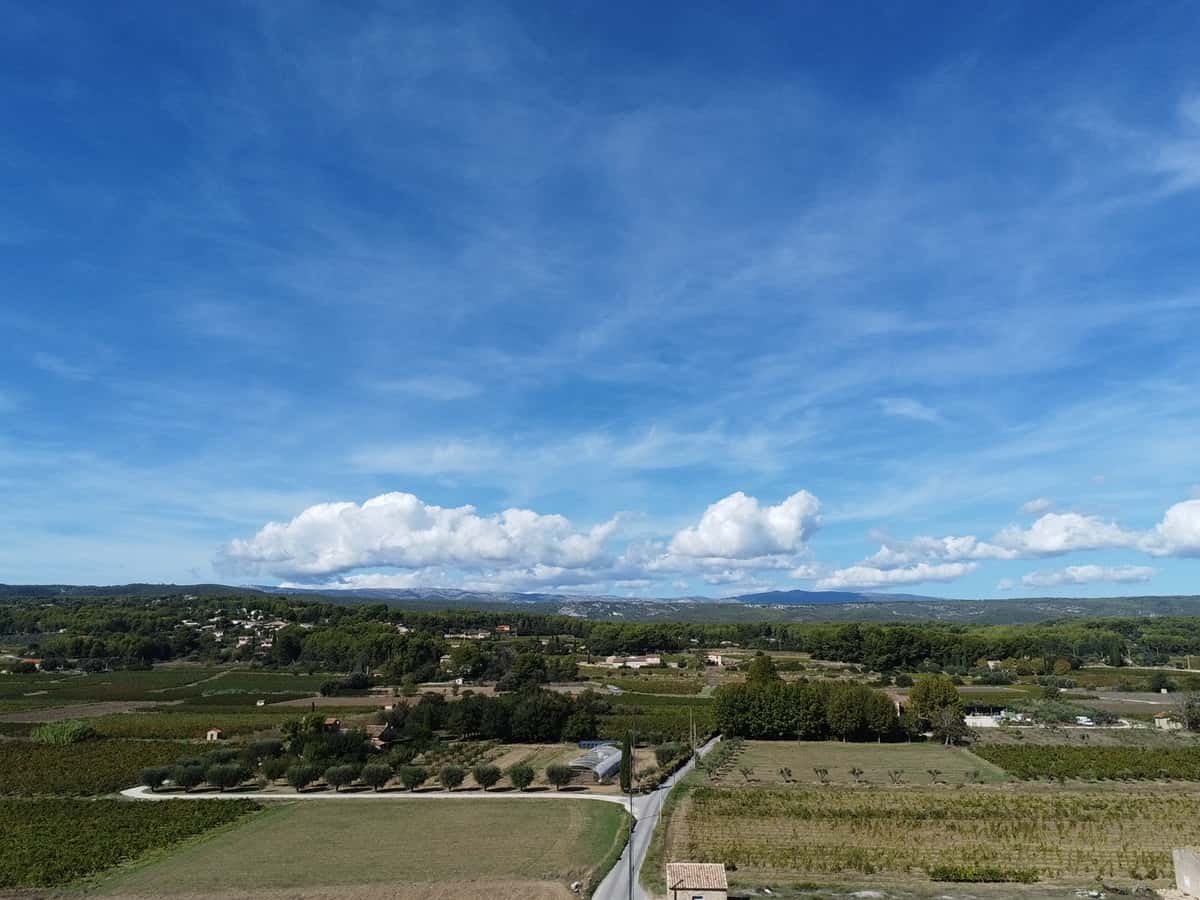 Des nuages et un soleil voilé dans le Var