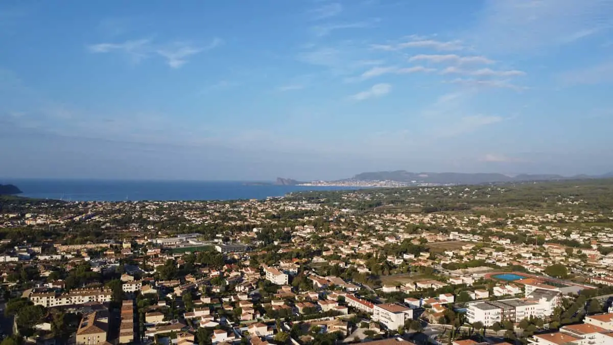 Vue de Saint-Cyr-sur-Mer et La Ciotat en fond