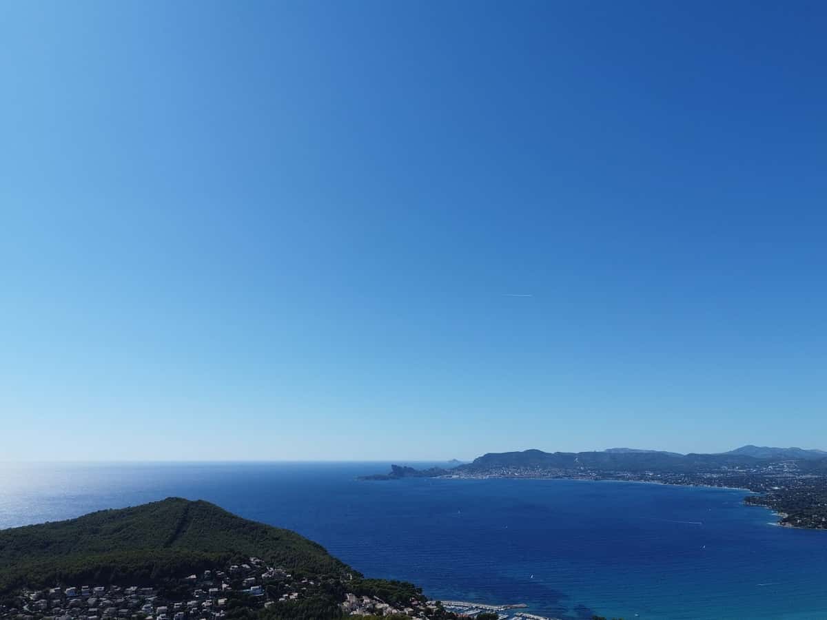 Ciel bleu au dessus de la mer dans le Var se 28 septembre