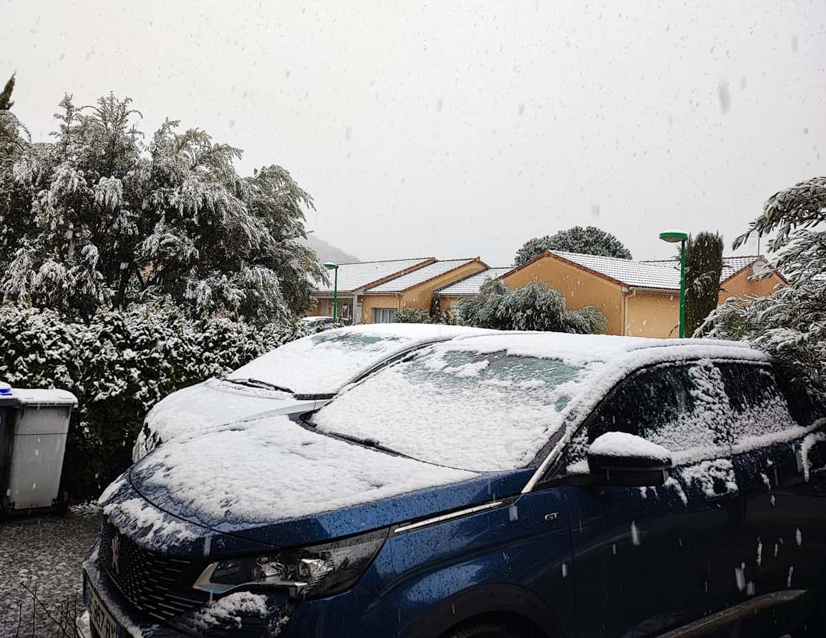 Des voitures sous la neige