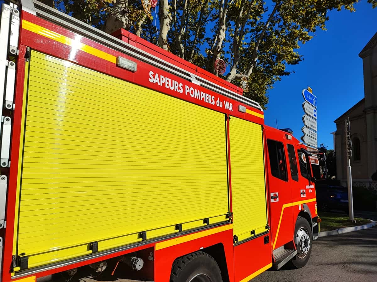 Un garage ravagé par les flammes à Nans-les-Pins, la maison évacuée et en péril temporaire