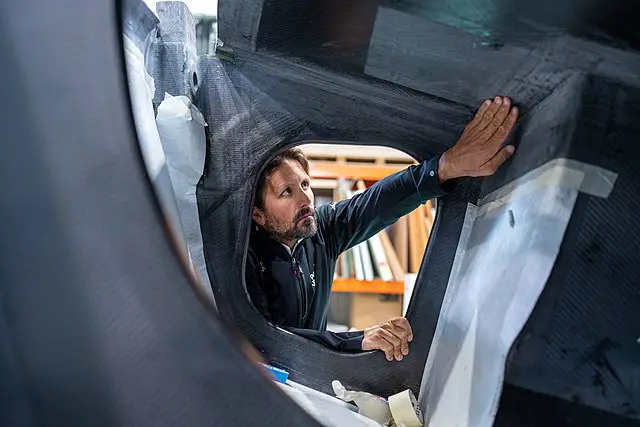 Vendée Globe : Yoann Richomme en tête au large de Gibraltar, duel acharné derrière lui