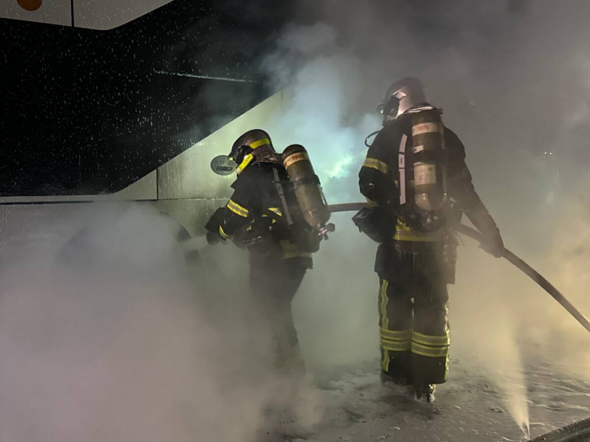 Incendie d’un bus sur l’A8 à Villeneuve-Loubet : une intervention rapide des secours évite le pire