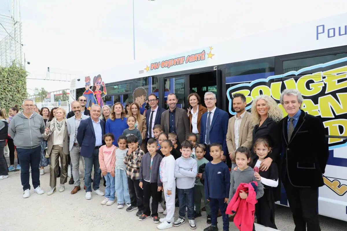 Josée Massi, maire de Toulon, signe le renouvellement du « Bus Objectif Santé », un projet de sensibilisation aux pratiques de santé destiné aux jeunes élèves.