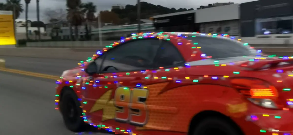 Voiture Flash McQueen Noël autoroute Toulon