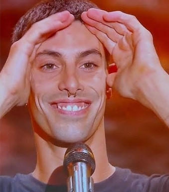 Jean-Baptiste, atteint du syndrome de Gilles de la Tourette, décroche le Golden Buzzer dans "La France a un incroyable talent", suscitant des réactions variées en ligne.