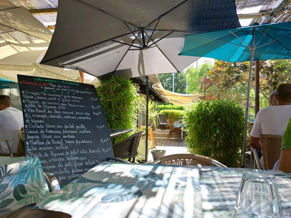 Une terrasse de restaurant avec son menu