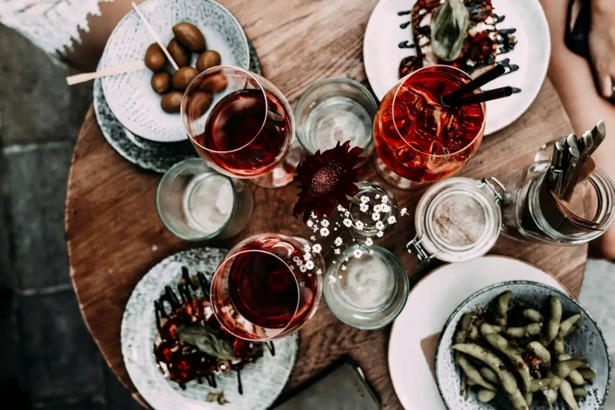 assiette pleine poubelle