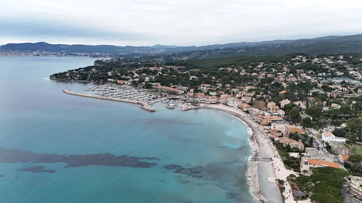 Saint-Cyr-sur-Mer vue vers le Ciotat depuis la plage