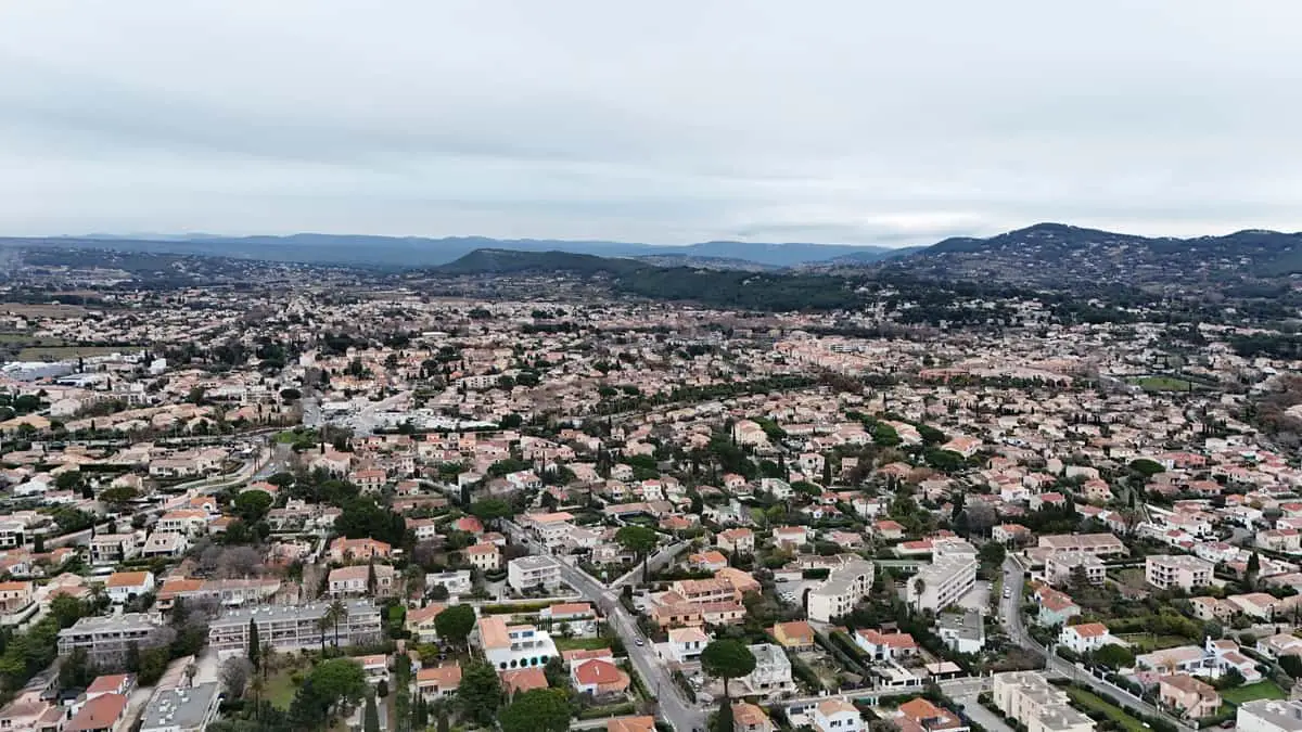 Vue de Saint-Cyr-sur-Mer depuis la plage