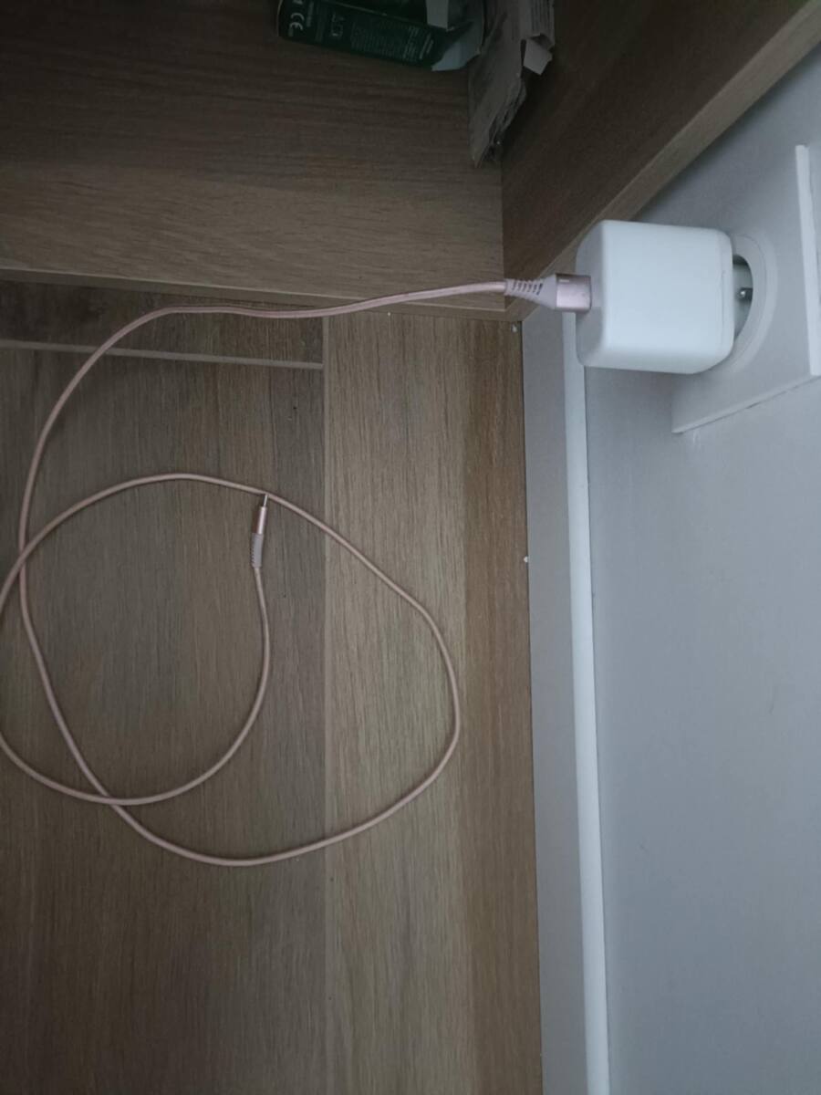 chargeur téléphone branché