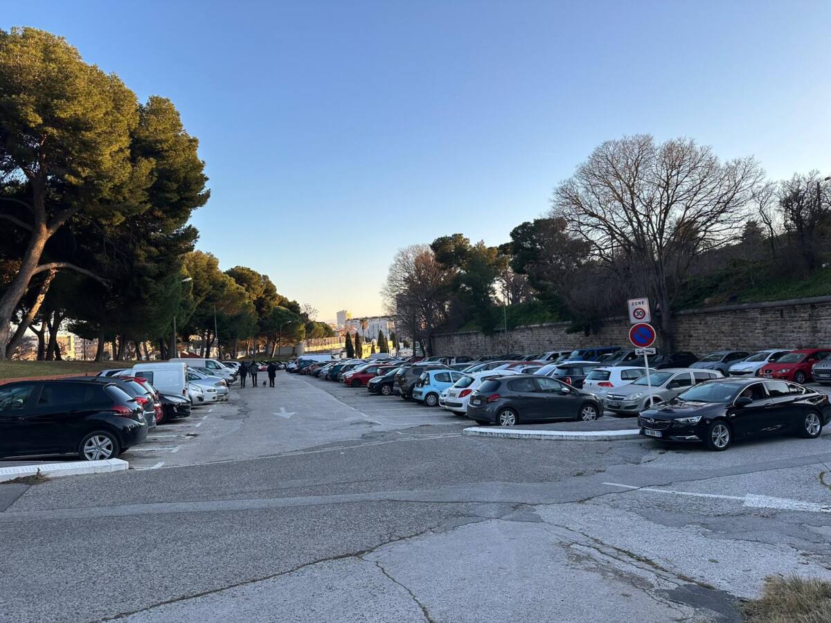 Depuis plusieurs semaines, de nombreux automobilistes toulonnais découvrent avec stupeur leur véhicule vandalisé après l’avoir stationné au parking des Lices. Rayures profondes, rétroviseurs arrachés, vitres brisées... Les dégradations se multiplient et l’inquiétude grandit parmi les usagers. Une recrudescence des actes de vandalisme Le parking des Lices, situé en plein centre-ville de Toulon, est pourtant un lieu prisé des automobilistes pour son accessibilité et sa proximité avec les commerces. Mais ces derniers temps, il est devenu le théâtre de nombreuses dégradations, laissant les propriétaires de véhicules dépités et en colère. Pauline, 32 ans, infirmière, raconte son expérience : 🗣 « Je suis sortie du travail vers 20h, et en arrivant à ma voiture, j’ai découvert que mon pare-brise avait été fissuré et qu’on avait rayé toute ma portière. Je ne comprends pas comment cela peut arriver dans un parking censé être sécurisé. » Des incidents de plus en plus fréquents Ce type d’acte ne semble plus isolé. Lucas, 45 ans, artisan à Toulon, a lui aussi été victime d’un vandalisme récent : 🗣 « Mon rétroviseur a été arraché et mon capot complètement rayé. Ce n’est pas la première fois que j’entends des collègues se plaindre de ce problème. Ça devient inquiétant. » Certains usagers expriment leur frustration face au manque de vidéosurveillance et de mesures de sécurité dans le parking. Sophie, 28 ans, étudiante, confie : 🗣 « Je ne laisse plus ma voiture ici le soir. J’ai trop peur de retrouver une vitre brisée ou pire. Il faudrait vraiment renforcer la sécurité. » Quelles solutions pour endiguer ces dégradations ? Face à cette montée des actes de vandalisme, plusieurs usagers ont déposé plainte auprès de la police, espérant une action rapide. Une demande d’augmentation des rondes de surveillance a été formulée par certains commerçants et riverains. La mairie de Toulon, informée de la situation, a annoncé qu’une évaluation des mesures de sécurité serait réalisée. En attendant, les automobilistes sont invités à signaler tout comportement suspect et à privilégier les emplacements les plus visibles du parking.